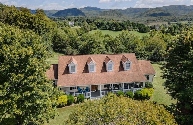 Large Luxury Mountain Home: Hot Tub~Fire-pit~Wi-Fi