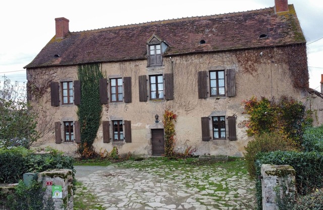 Large manor house with heated pool in Berry