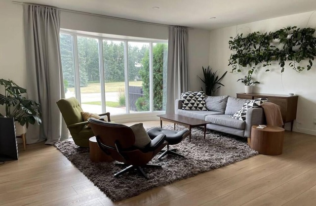 Large modern 5 bedroom with hot tub