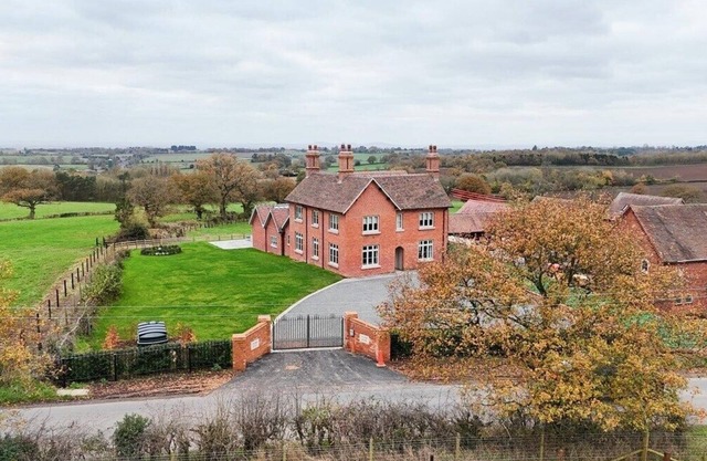 Large, modern countryside retreat with hot tub - Sleeps 24 - Nr Birmingham