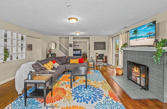 Large Modern Family Villa, Near Wash. Sq. Mall