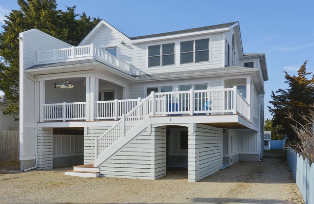 Large oceanblock beach home - Short walk to beach, shops & great restaurants!