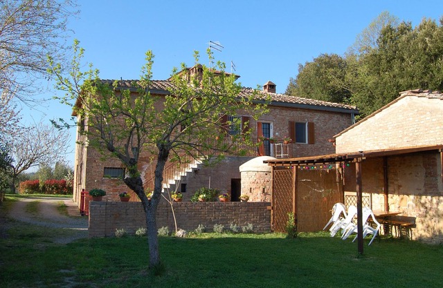 Large panoramic apartment in the Tuscan countryside, 7 km from Siena
