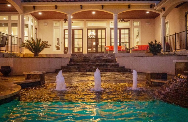 Large pool+Hot Tub+ Perfect for Large Groups