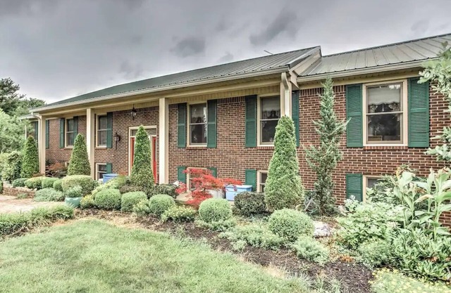 Large & Private Guest House Apt w/Patio + Views!nn