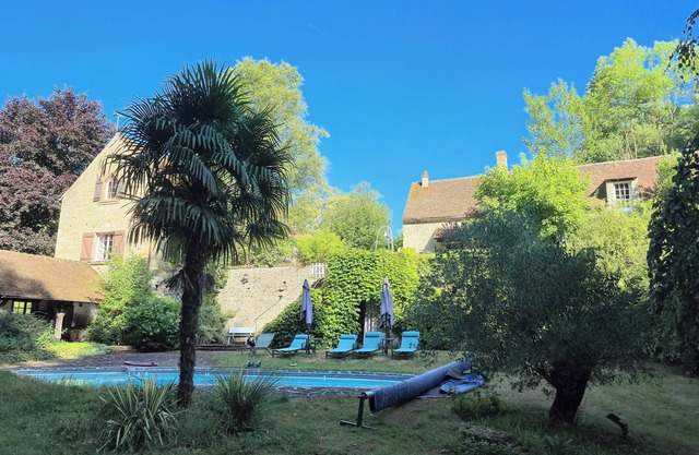 Large property with 2 houses and 1 heated swimming pool 1h20 south of Paris.
