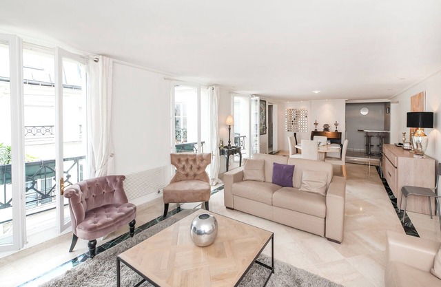 Large & quiet 2 BD 2 BTH, elevator, in Madeleine near the Opera, insurance incl.