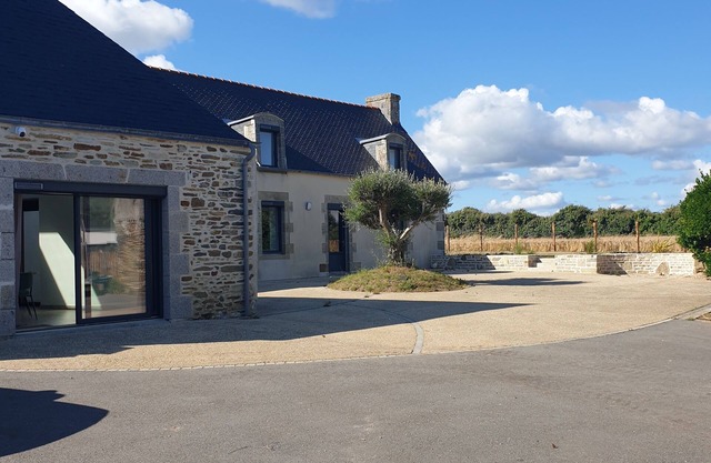 LARGE SEASIDE FARMHOUSE FOR 10 PEOPLE