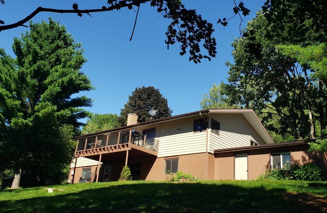 Large Secluded Country Home Minutes from Town