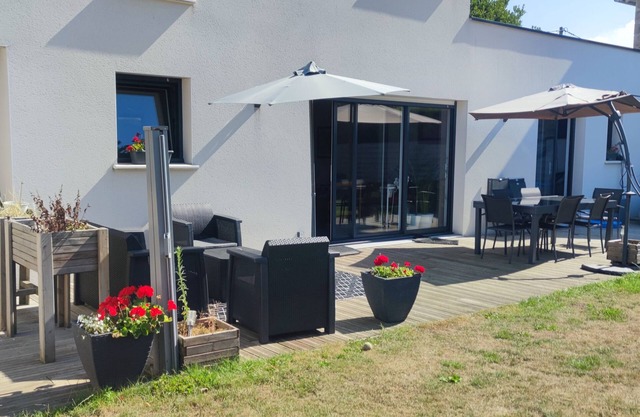Large single-storey apartment with garden near beach