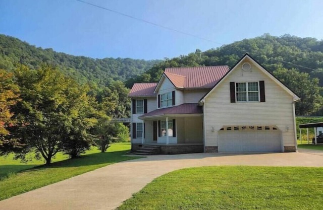 Large spacious house with ample parking for large groups.