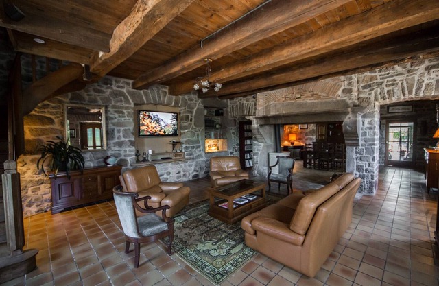 Large stone house, 5 minutes from Cordes sur Ciel