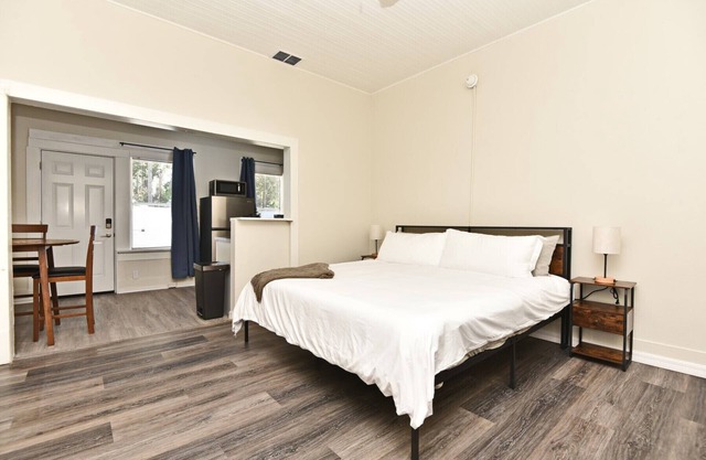 Large Studio Apartment Near Downtown