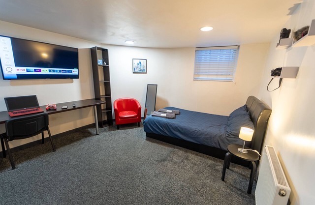 Large studio close to UOB