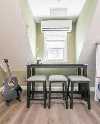 LARGE STUDIO open concept in Boston Zoo Franklin Park near