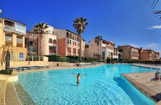 Large terrace, 50m from beach with sea view + private pool