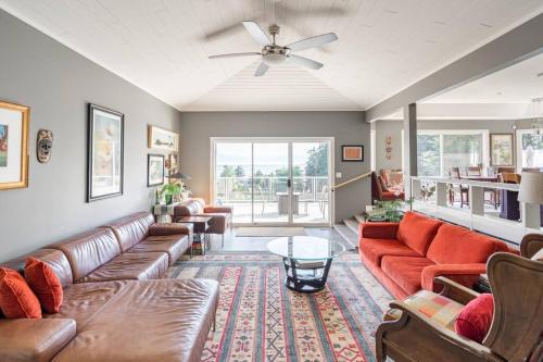 Large vacation home with ocean/mountain views