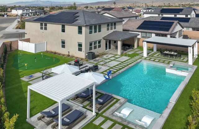 Large Villa + Large Backyard, Putting Green & Game Room