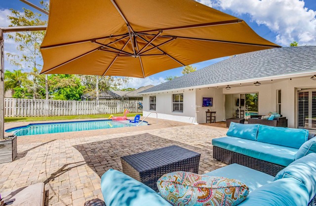 Large Wellington home! King BR ensuite, enjoy the pool, BBQ, & patio TV, WiFi. n