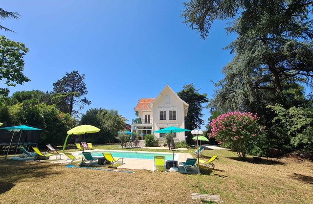 Large wooded residence near the center of Bergerac with private heated swimming pool
