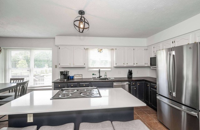 Lark Meadow Retreat – Sleeps 10!