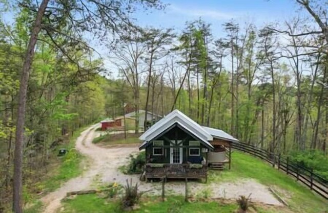 Larkspur Cabin with Hot Tub near Red River Gorge
