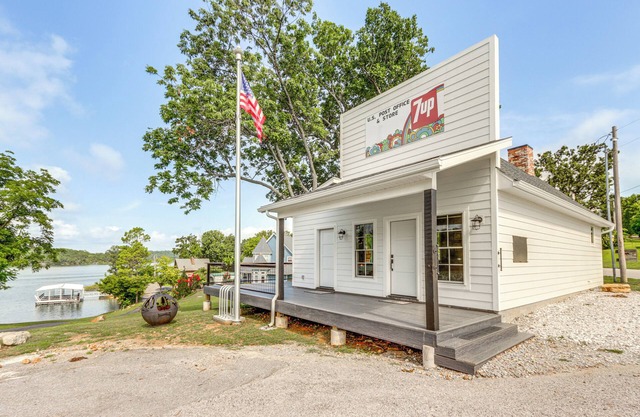'LaRue Rendezvous' Luxe Stay at Historic Site