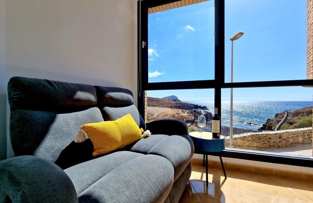 Las Rocas by the Ocean, Wifi and Sea View