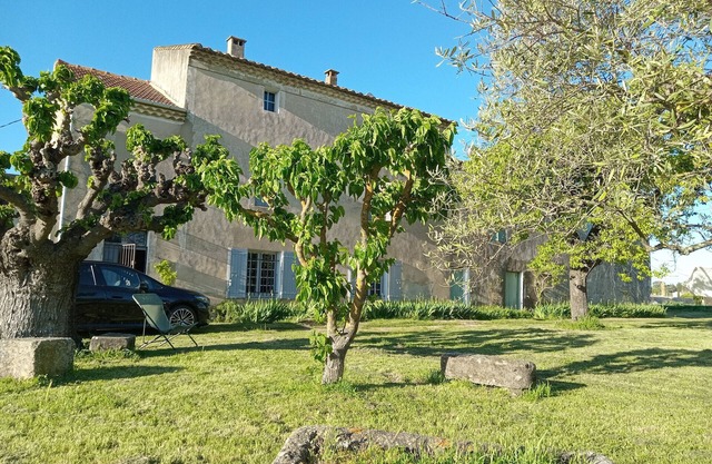 Last minute prices! Spacious authentic farmhouse with swimming pool on large plot