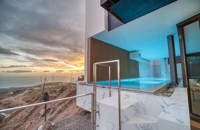 LAST MINUTE - Design villa, climatized pool, sea views 6 pers.