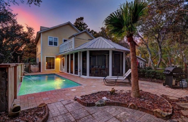 Latitude Adjustment, Private Heated Pool, Pet-Friendly, Steps to the Beach, Easy