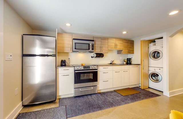 Laurelhurst Retreat | Downtown Portland apt with streaming, full kitchen, W/D