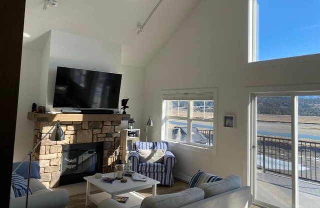 Laurier Lakehouse - Waterfront Retreat on Koocanusa