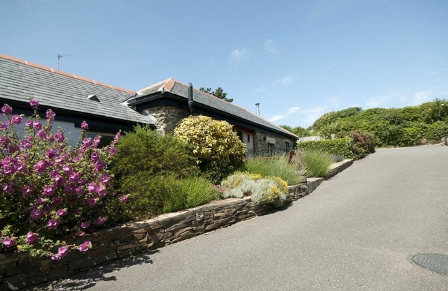 LAVENDER BARN, pet friendly, with a garden in Crantock
