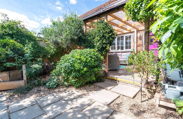 LAVENDER COTTAGE, pet friendly, character holiday cottage in Hornsea