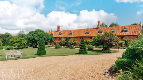 Lavish Tudor Estate & Gardens - Sleeps 20