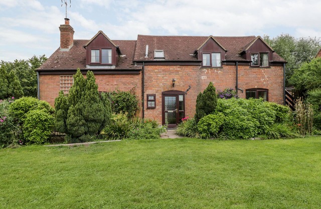 LAWN FARM COTTAGE, pet friendly, with pool in Gloucester