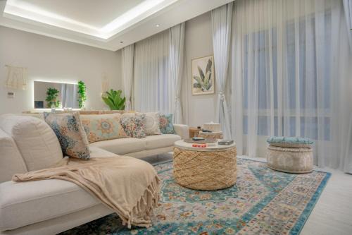 Layali Properties - Boho Oasis 3BR Apt - Convention and Exhibition Center