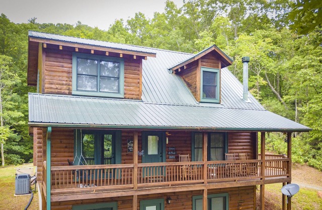 Lazy Bear Retreat. Awesome 3 Bedroom 3 Bath Cabin with Internet access.
