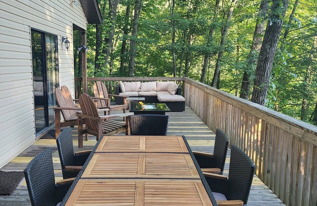 Lazy Bear Retreat - Stunning Mountain Cabin in the Heart of the Smokies with a Hot Tub!