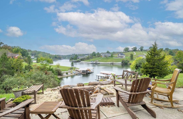 Lazy Days – Waterfront for 12!