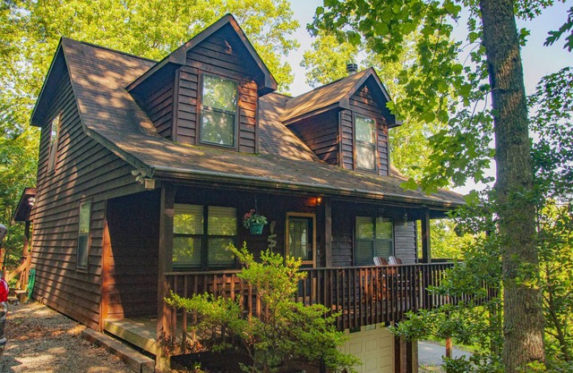 Lazy Daze 3 br with mountain views foosball and ping pong table. Pet Friendly