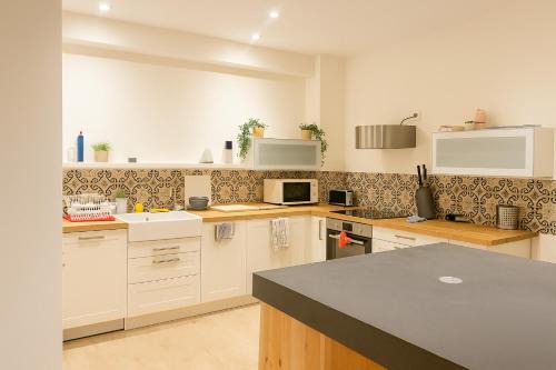 Le 9 Privé Chambres Chic à Puteaux près Paris, kitchen et 2 SDB ideal couples et Professionnels en déplacement