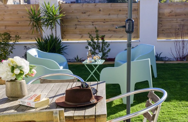 Le Cabanon de Virginie with garden and terrace