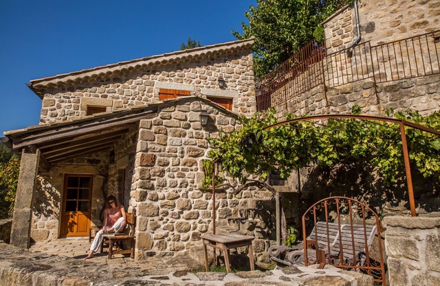 Le Castel - High end rental for 6 people - swimming pool, sauna, spa .