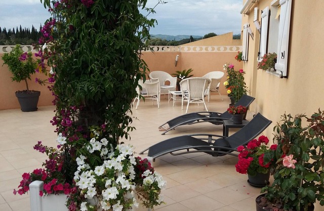LE PARADIS, GARDEN LEVEL WITH LARGE 100 M TERRACE 700 M FROM THE BEACH