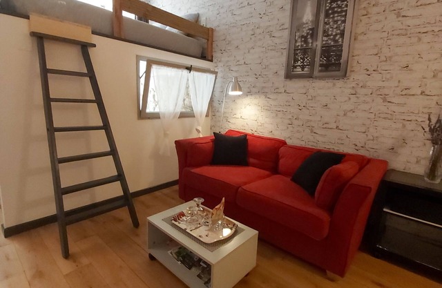 Le Petit Saint-Georges 2*: renovated, fully-equipped studio at the foot of the collegiate church