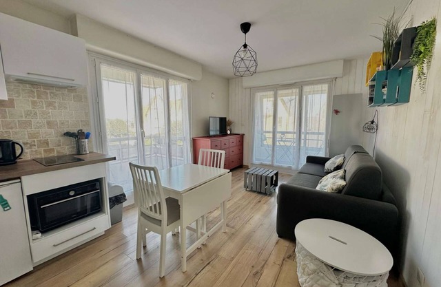 Le petit Courseulles - between port and sea