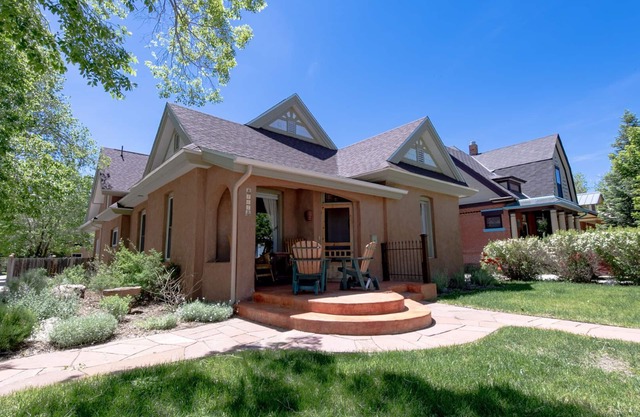 Le Petit Soliel - In-Town Home, Ready for Your Whole Family!