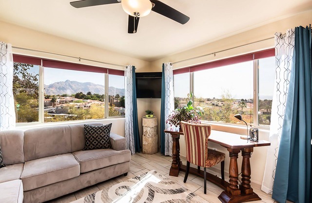 LE RENDEZ-VOUS CATALINA POOL APARTMENT